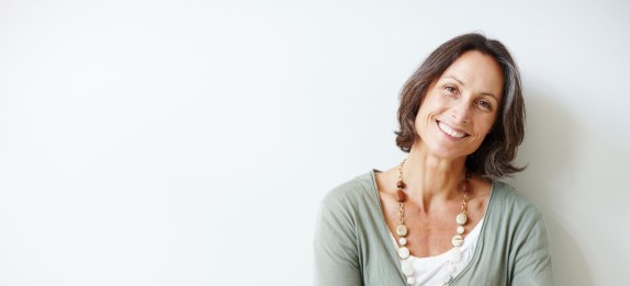 Frau mittleren Alters lacht